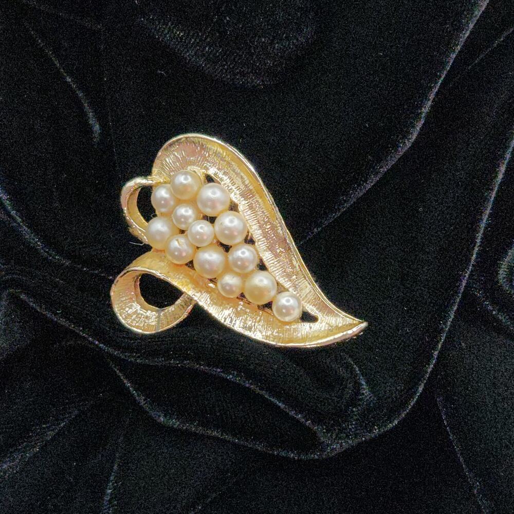 vintage brooch gold tone leaf faux pearls